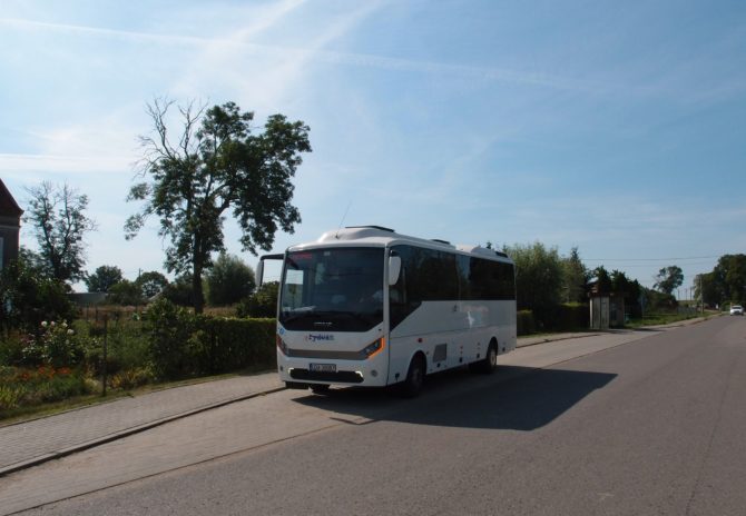 Autobusek společnosti AŻ Rydwan na polookružní lince Malbork - Stara Kościelnica - Miłoradz - Mątowy Wielkie - Gnojewo - Malbork odjíždí ze zastávky Mątowy Wielkie.