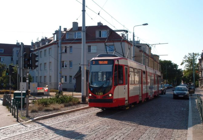 Tramvaj linky 3 v Gdańsku jezdí z Chełmu přes centrum do Brzeźna, ve špičkách se pak dostane až do Nowego Portu s jednosměrnými tratěmi; právě tam byla vyfocena na placu Wolności