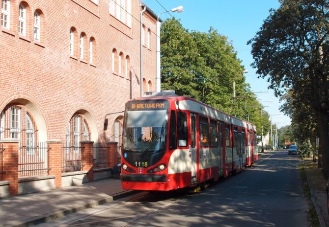 Ze zastávky Nowy Port Góreckiego se chystá odjet linka 10, která směřuje do centra ke hlavnímu nádraží a následně přes Siedlce k železniční zastávce Brętowo