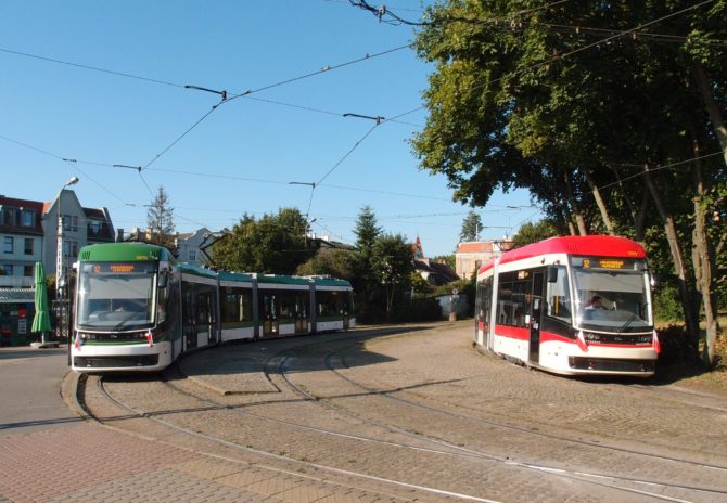 V obratišti Oliwa byly zachyceny tramvaje linky 12 připravující se k cestě přes centrum do zastávky Lawendowe Wzgórze; smyčka Oliwa je neobvyklá svým technickým řešením, kdy projíždějící spoje musí smyčkou projet, k čemuž slouží volná kolej