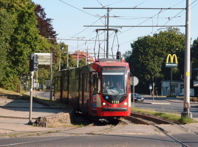 Tramvajová linka 5 ve směru Nowy Port Oliwska přijíždí k obratišti Oliwa