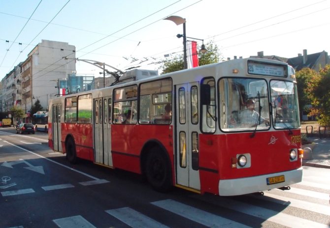 Historický trolejbus ZiU-682b na lince 326, která projíždí podélně střední částí Gdynie od nádraží SKM Orlowo po nádraží Grabówek