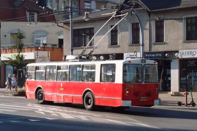 Trolejbus sovětské výroby ZiU-682b byl dovezen z Ukrajiny v roce 2015 a je provozován jako nostalgický vůz právě na lince 326