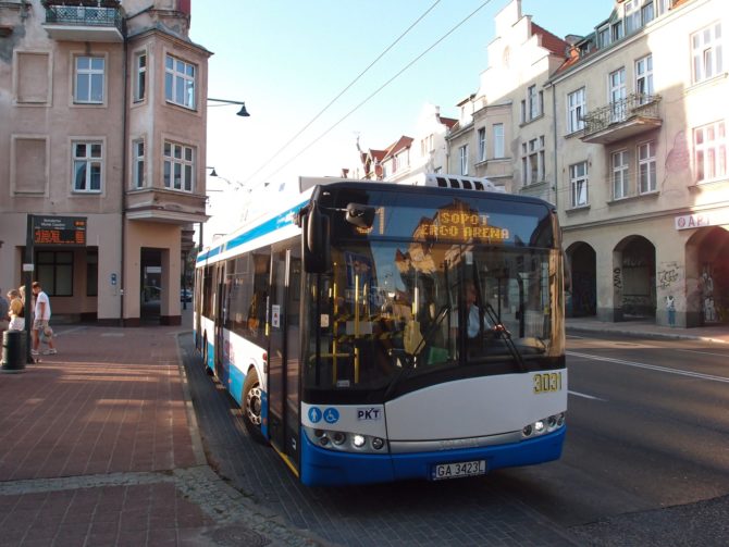 Parciální trolejbus linky 31 na fotce právě odjíždí z centrální zastávky ve městě Sopot - Bohaterów Monte Cassino