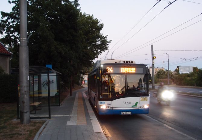 Trolejbus na lince 24 ze zastávky Stocnia Gdynia přes centrum do čtvrti Dąbrowa se chystá odjet z křižovatkové zastávky Zwycięstwa - Wielkopolska v Orłowu