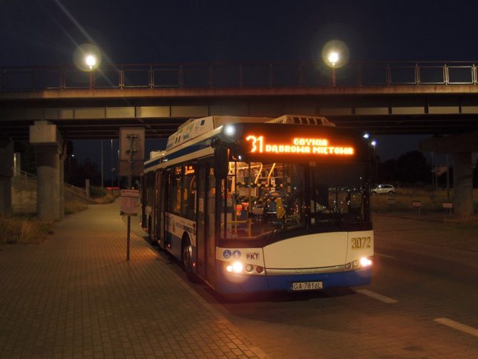 Do konečné Sopot Ergo Arena jezdí linka 31 bez troleje díky parciálním trolejbusům; právě v nástupní zastávce před cestou zpět ve směru Dąbrowa Miętowa byl vyfocen jeden z večerních spojů