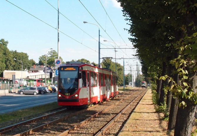 Po trati za hlavním nádražím v Gdańsku jezdí pouze tramvajová linka číslo 4, jež spojuje Lostowice v jižní části města s konečnou Jelitkowo u moře před severním okrajem města