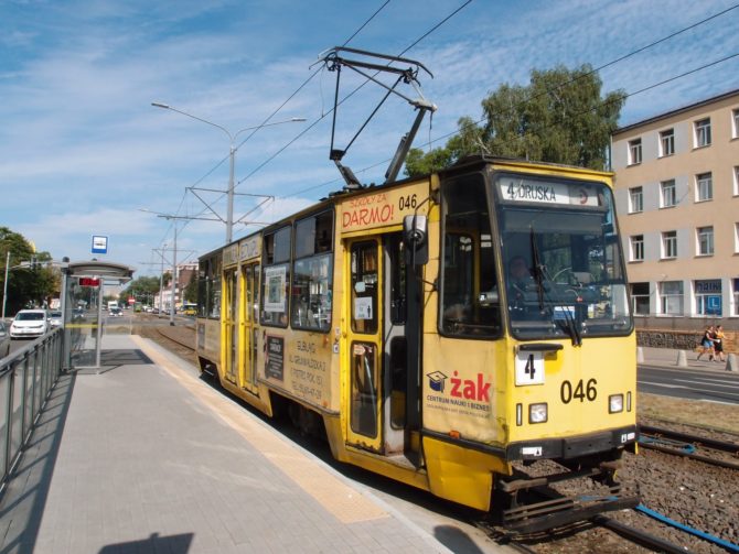 Linka 4 jezdí ze zastávky Ogólna v severní části Elblągu do obratiště Druska na jihovýchodě města, kousek za nádražím; na ní byla vyfocena jedna ze starších tramvají Konstal 805Na v zastávce Dworzec (to jest nádraží)