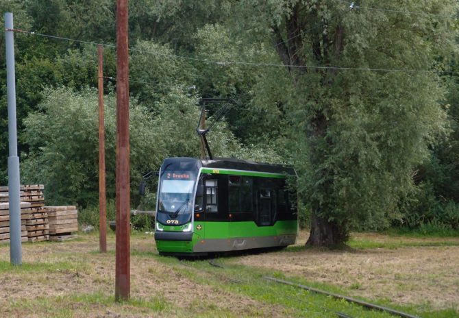 Tramvaj linky 2 v obratišti Marymonska se chystá k cestě zpět na nádraží a do obratiště Druska