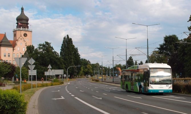 Městské linky v Elblągu zajišťuje také společnost Arriva. Zde linka 13 směřujíc ze severní části města k vlakovému nádraží právě projela okolo radnice