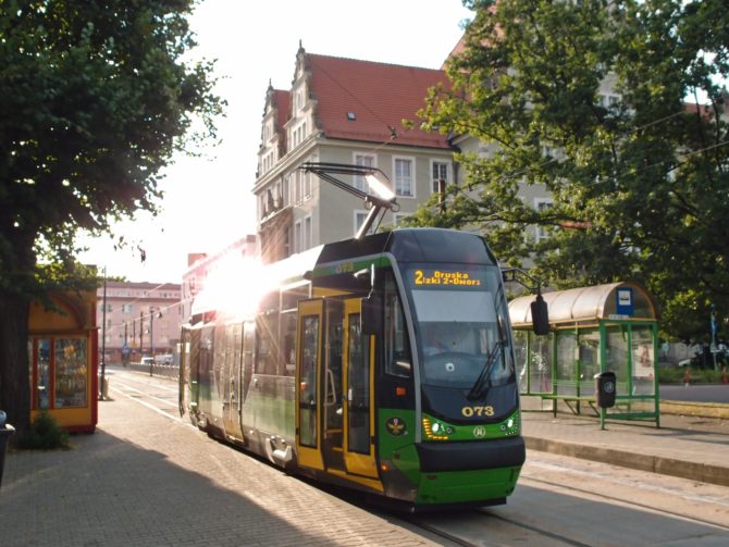 Elbląžská linka 2 z Marymoncké k nádraží se připravuje k odjezdu ze zastávky Sąd