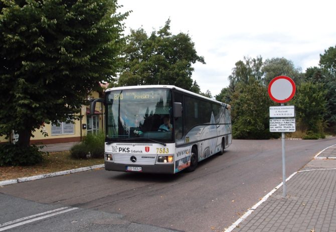 Jeden z dlouhých spojů na lince 870 Gdańsk - Krynica Morska, Piaski odjíždí z autobusového stanoviště Stegna