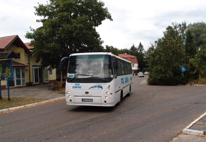 Autobus polského výrobce Autosan na lince Mikoszewo - Nowy Dwór Gdański - Elbląg odjíždí z autobusového stanoviště Stegna