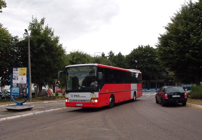 Linka 870 Krynica Morska - Gdańsk přijíždí na autobusové stanoviště Stegna