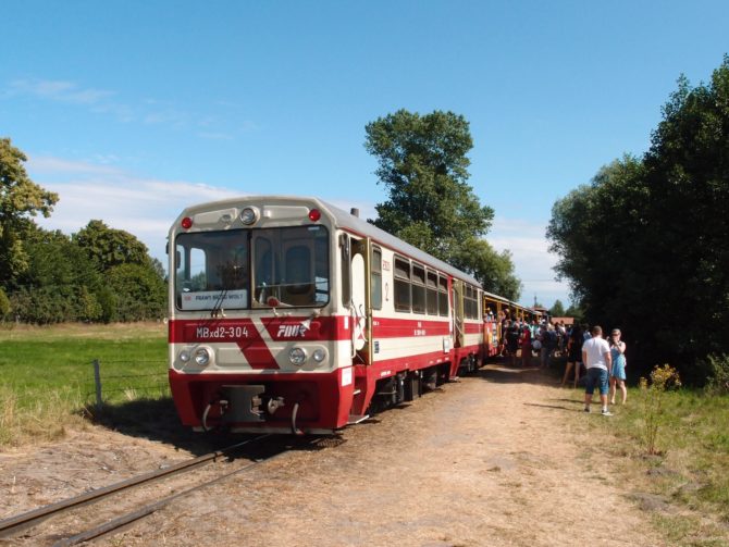 Vlak ze Sztutowa po příjezdu do konečné zastávky Prawy Brzeg Wisly; jen kousek odtud, za protipovodňovým valem, se nachází přístaviště prámu přes řeku