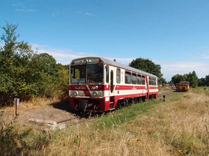 Motorový vůz na západním konci kolejí v zastávce Prawy Brzeg Wisły před cestou zpět do Sztutowa