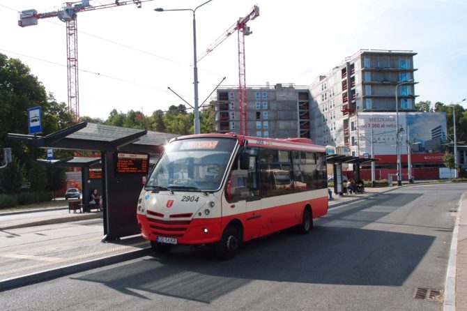 Midibus Iveco Kapena Urby na gdańské lince 195, která projíždí uličkami čtvrti Wzgórze Mickiewicza a následně jede do zastávky Cedrowa na západní straně rozlehlého łostowického hřbitova, před odjezdem ze své výchozí zastávky v přestupním uzlu Siedlce