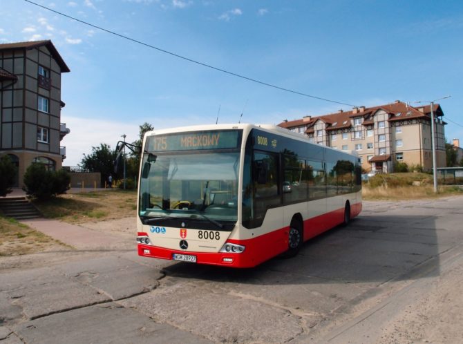 Autobus na lince 175 v Gdańsku vyjíždí z obratiště Kampinoska na novém sídlišti v Gdańsku, jež vzniklo v sousedství přírodního parku Dolina potoku Oruńskiego