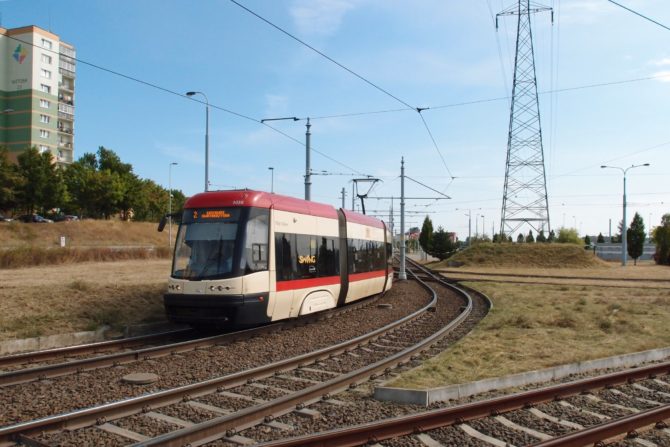 Tramvajová linka 2 ve směru do Łostowic projíždí kolem obratiště Chełm Witosa