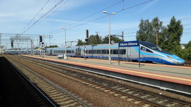 Pendolino v trase Kraków - Warszawa - Gdańsk - Kołobrzeg na fotce odjíždí ze stanice Gdynia Glówna