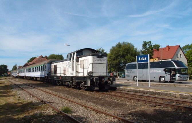 V přímořském městečku Łeba končí lokální trať z města Lębork. V letních měsících tu je však rušno, neboť sem jezdí řada rychlíků s dlouhými trasami a také osobní vlaky. Malá stanička na konci lokálky disponuje jen dvojicí kolejí, která umožní přepřáhnout lokomotivu. Grafikon trati proto musí být nastaven tak, aby se zde vlaky nepotkávaly. Křižování protisměrných spojů probíhá ve stanici Wrzeście a delší přestávky souprav musí být řešeny jejich přesunem do Lęborku, díky čemuž na trati jezdí mnoho krátkých rychlíků jen mezi těmito stanicemi. Na fotce se rychlík přijevší od Varšavy a Gdańsku připravuje k odjezdu zpět jako krátký spoj do stanice Lębork.