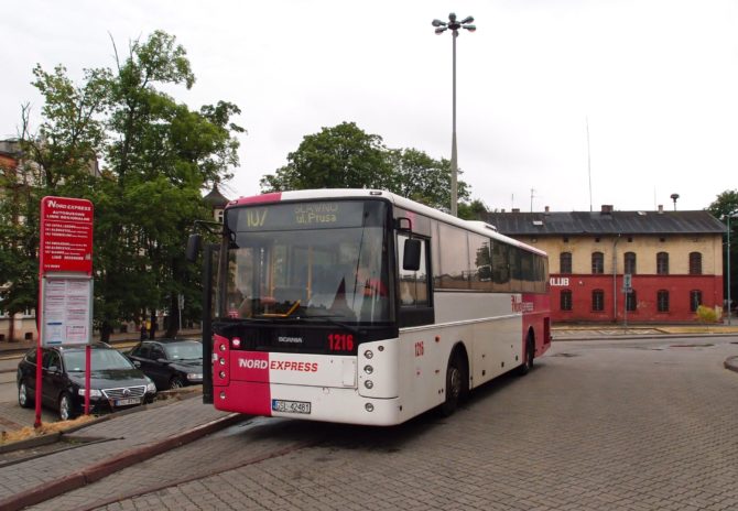 Linky společnosti Nord express mají ve Słupsku vlastní autobusovou zastávku bezprostředně před vlakovým nádražím, zatímco dopravce PKS Słupsk využívá autobusové nádraží nacházející o kus dál na opačnou stranu; právě ze zastávky Nord expressu se chystá vyrazit Scanie na lince 107 do města Sławno