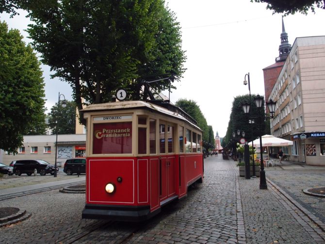 Ve Słupsku byla mezi lety 1910 a 1959 provozována také tramvajová doprava, kterou dnes připomíná již jen nostalgická tramvaj u Nové brány