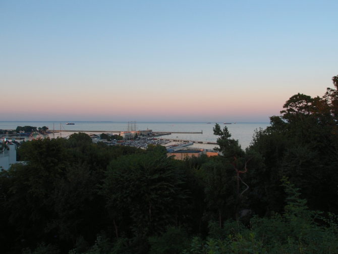 Večerní pohled na přístav v Gdynii z Kamienne góry.